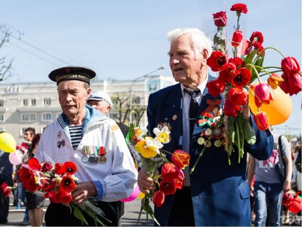 Дети дарят цветы ветеранам