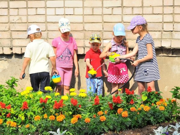 Девочка поливает цветы