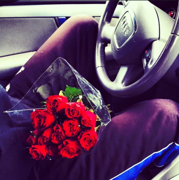 Девушка с цветами в машине - 75 фото - смотреть онлайн