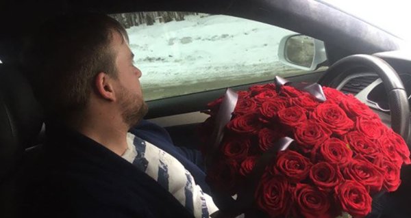 Букет в машине на коленях
