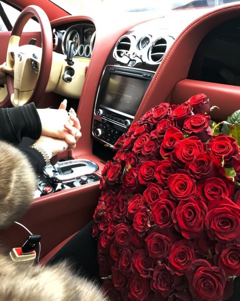 Девушка с цветами в машине
