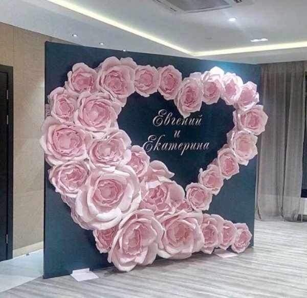 Фотозона из бумажных цветов
