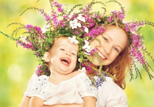Мама ребенок цветы