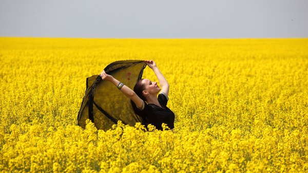 Фотосессия в желтых цветах