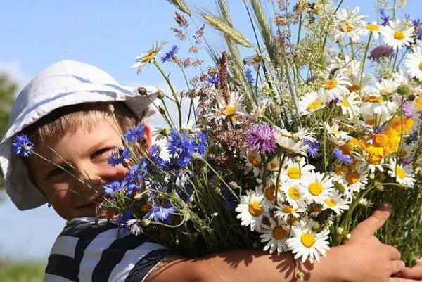 Девушка с букетом полевых цветов