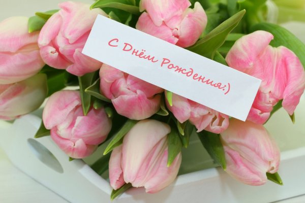 Тюльпаны с розами на 62 года и пожелание с Днем рождения.