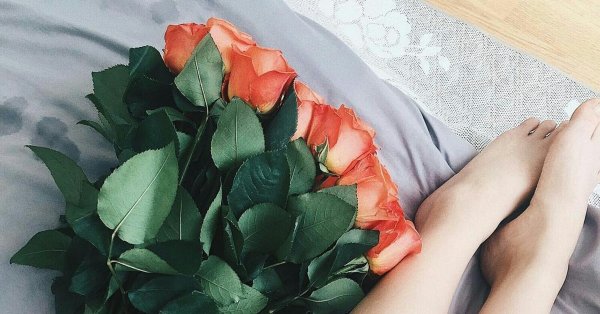 Цветы к ногам любимой женщины