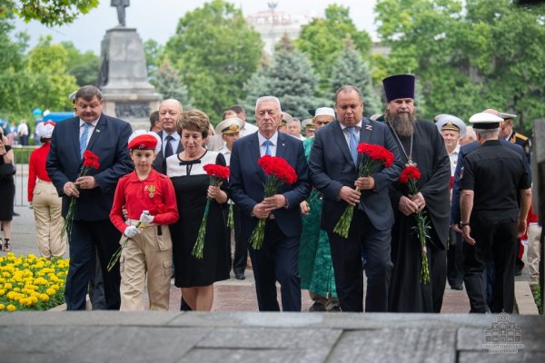 Возложение цветов 9 мая