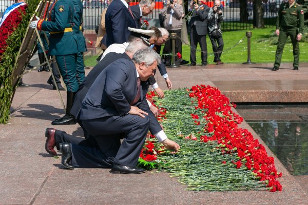 Возложение цветов к монументу в Краснодаре