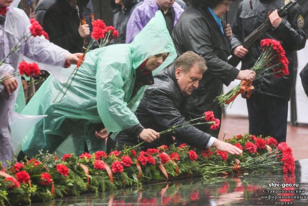 Возложение цветов к могиле неизвестного солдата в Москве