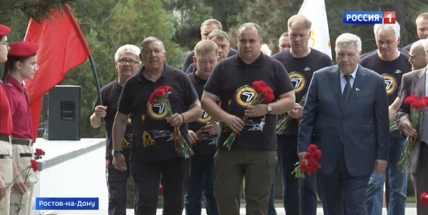 Возложение цветов к памятнику вечного огня Ростов