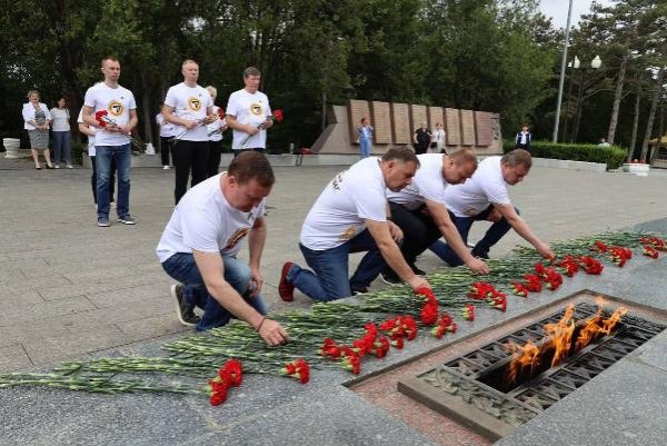 Возложение цветов к Вечному огню