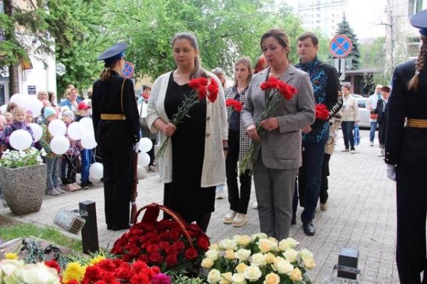 Возложение цветов к Вечному огню