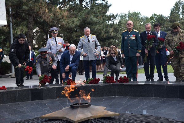 Возложение цветов к обелиску