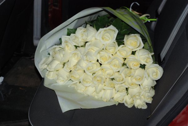 Букет цветов на сиденье в машине - 62 фото