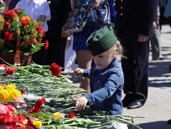 Возложение цветов к Вечному огню детьми