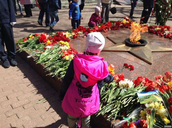 Воллагание цветов детьми