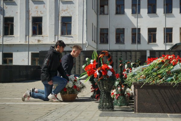 Возложение цветов детьми к памятнику неизвестного солдата