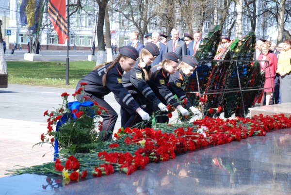 Цветы около вечного огня