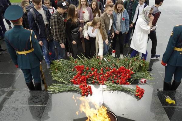 Памятник неизвестному солдату в Москве возложение цветов