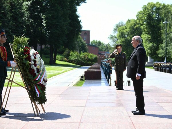 Путин возложил венок к могиле неизвестного солдата
