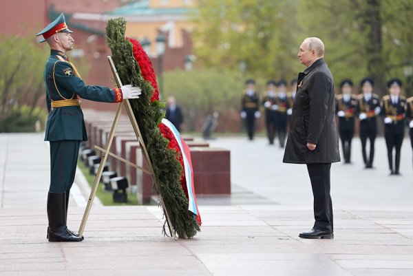 Возложение венков к могиле неизвестного солдата