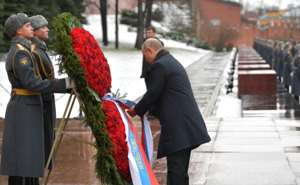Возложение к могиле неизвестного солдата