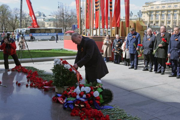 Возложение цветов к памятнику неизвестному солдату в Туапсе
