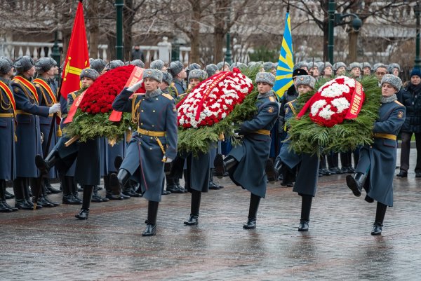 Возложение цветов к могиле неизвестного солдата в Москве