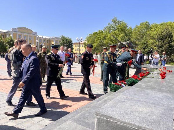 Возложение цветов к могиле неизвестного солдата в Москве