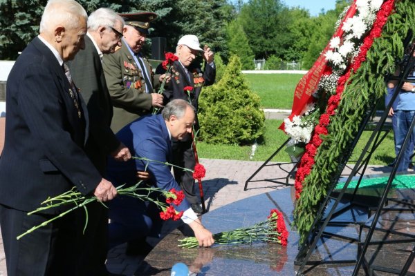 Возложение цветов к могиле неизвестного солдата