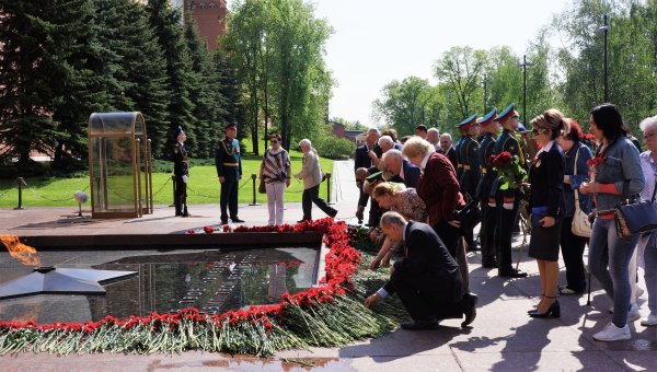 Путин возложение венка к могиле неизвестного