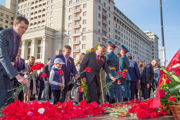 Возложение цветов к памятнику Жукова в Москве