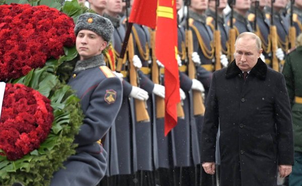 Возложение цветов к могиле неизвестного солдата
