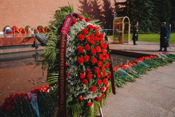 Ветеран у могилы неизвестного солдата