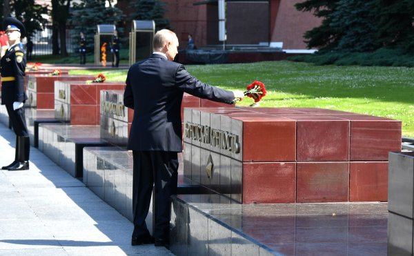 Возложение венков к могиле неизвестного солдата