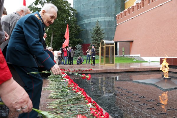 Возложение цветов к могиле неизвестного солдата в Москве
