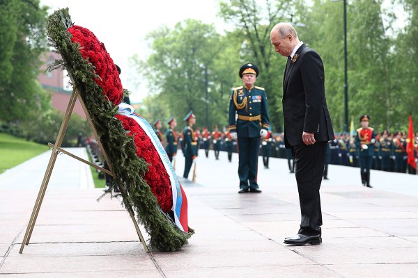 Возложение цветов к могиле неизвестного солдата Нижневартовск