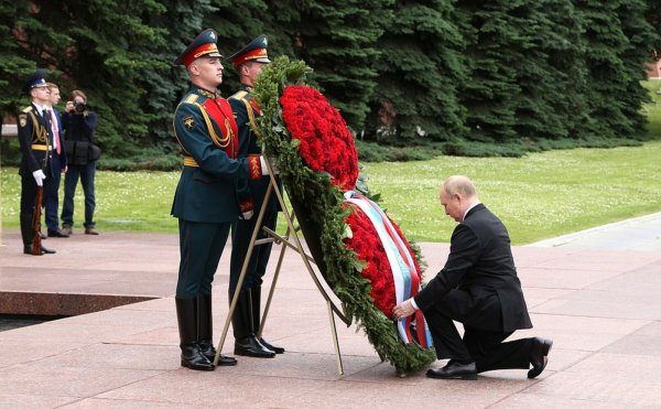 Путин возлагает цветы к могиле неизвестного солдата