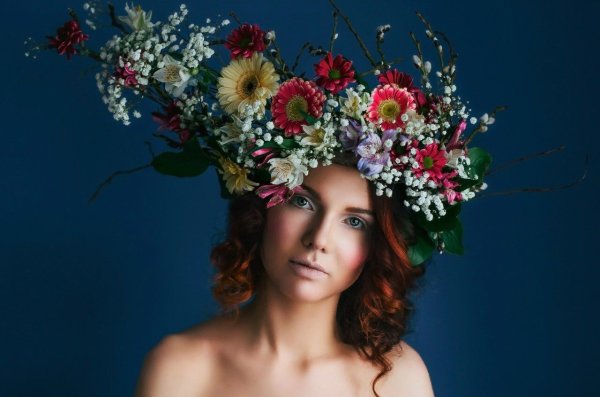Красавица девушка с венком на голове