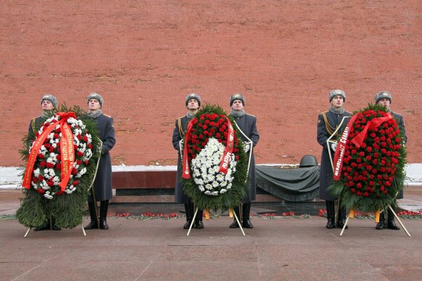 Возложение цветов к памятнику неизвестного солдата Хоста