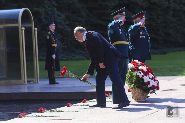 Владимир Путин возложил цветы к могиле неизвестного солдата