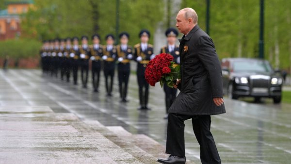 Возложение венков к могиле неизвестного солдата