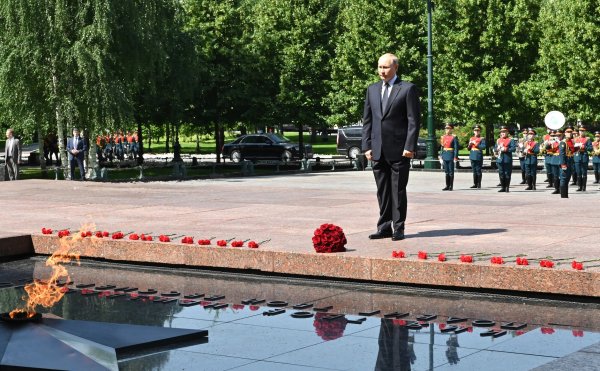 Путин возложил цветы к Вечному огню