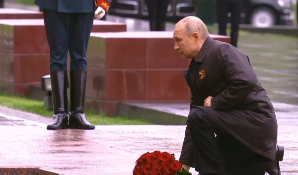 Путин у могилы неизвестного солдата 2021