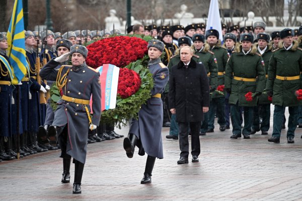Возложение цветов к могиле неизвестного солдата