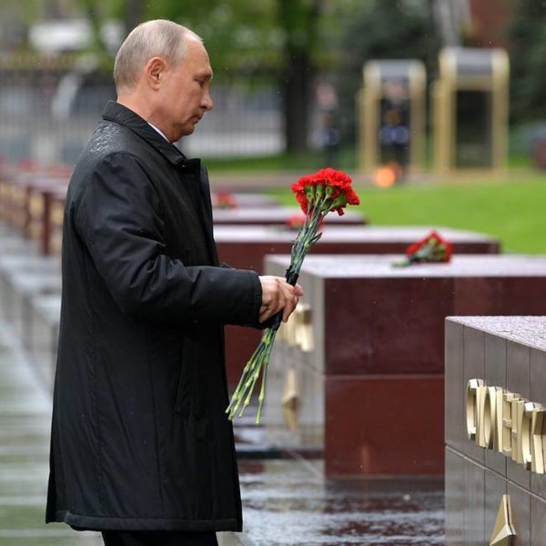 Возложение цветов Путин 2022