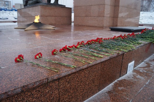 Возложение цветов к могиле неизвестного солдата