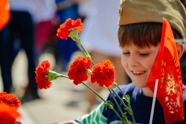 День Победы девочка с цветами