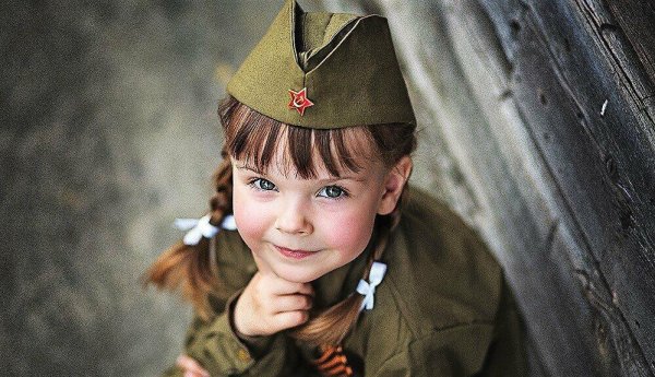 Мальчик и девочка в военной форме